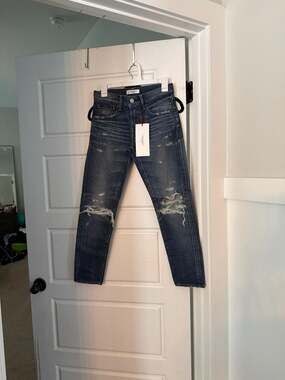 MOUSSY VINTAGE MV Denver Tapered Distressed Jeans in Dark Blue
